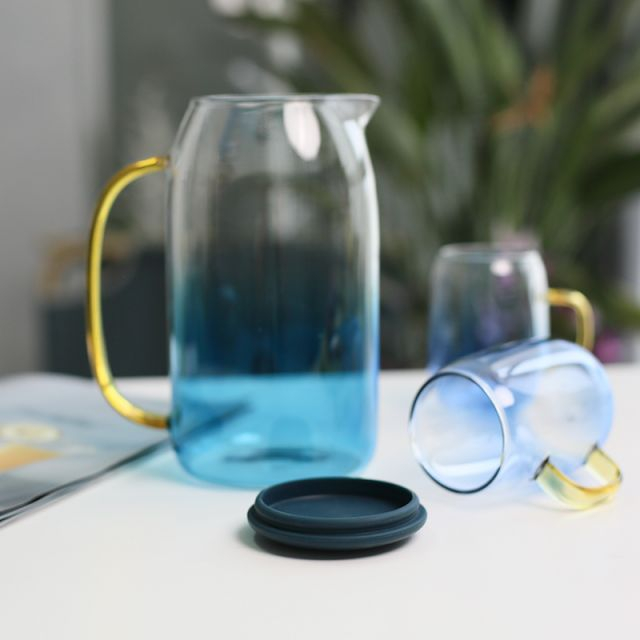 Glass jug with lid and handle, glass juice jug with lid and handle, glass carafe for hot or cold drinks