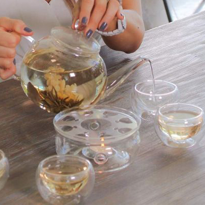 Stovetop and microwave safe glass teapot (40 oz) with removable loose tea glass infuser